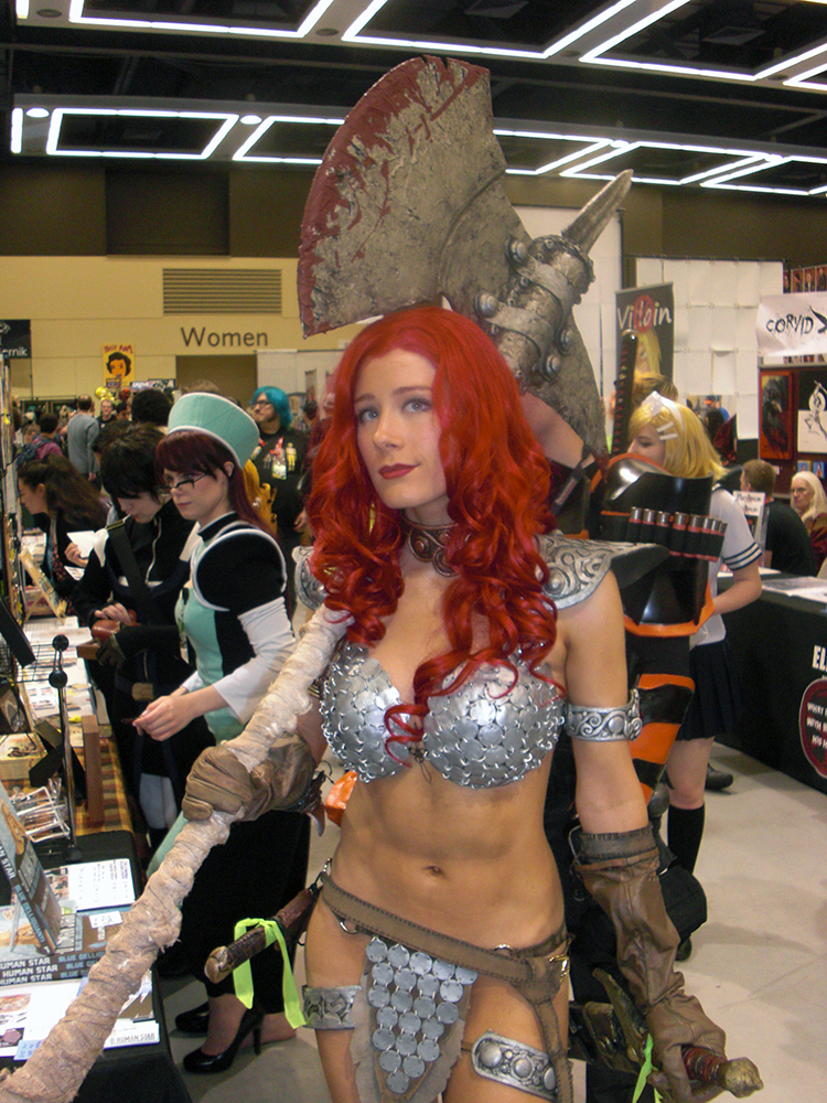 Red Sonja. Hun fortalte at øksen måske ikke var den bedste ide, da den var noget besværlig at slæbe rundt på, men imponerende ser det ud!